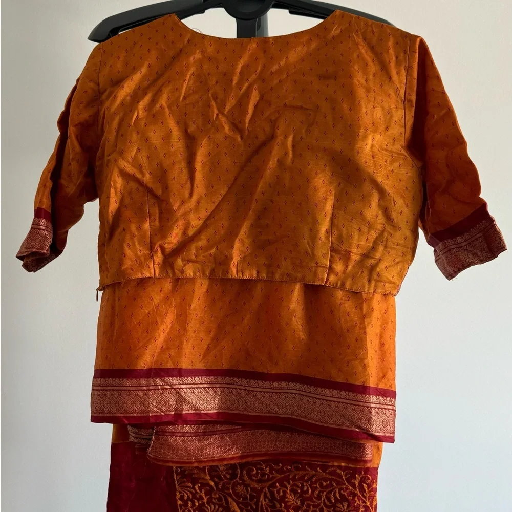 Pure silk designer printed saree with padded blouse - Picture 5 of 6